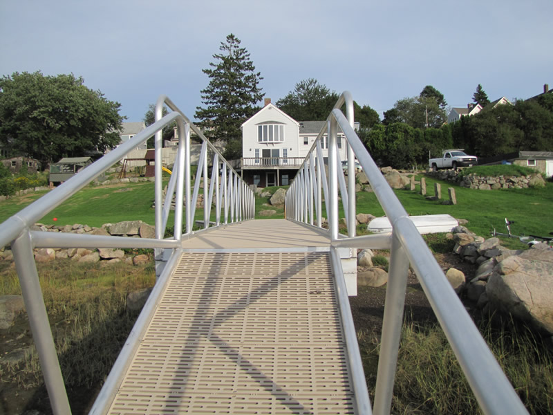 Aluminum gangway and pier from float